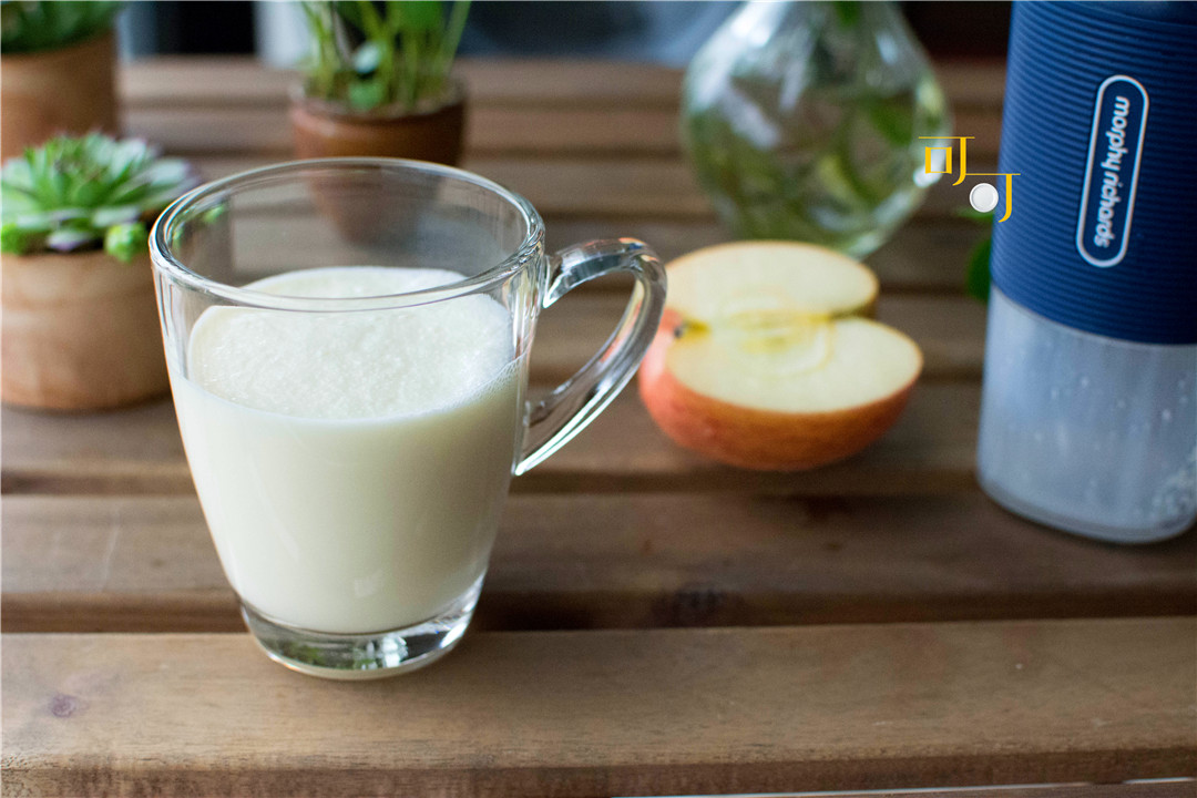 原创夏天,用苹果和牛奶打一杯果汁奶,让早餐营养更丰富,味道更好