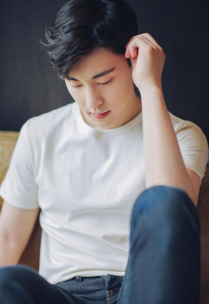 原创"国民伴郎"邓伦,手把手教你时尚,基本款白t恤穿出杂志风