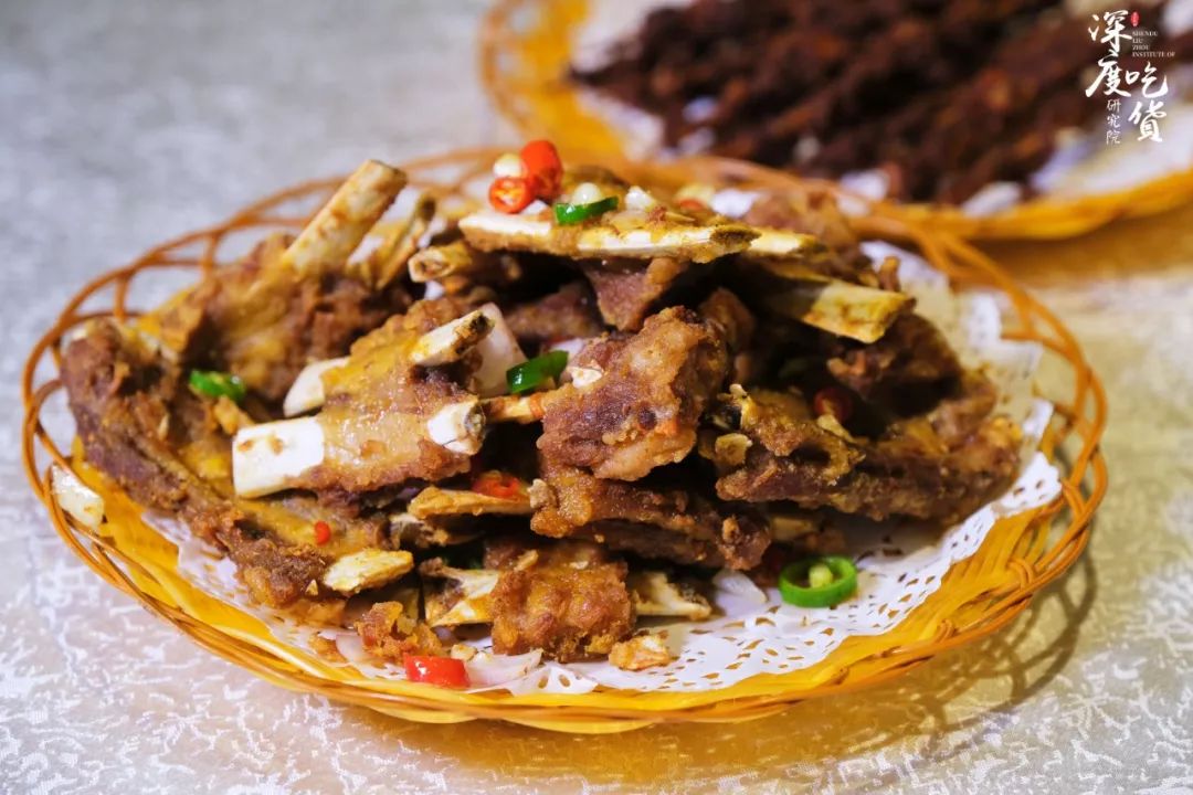 这份手抓椒盐羊排,也是到店必点的菜品之一.