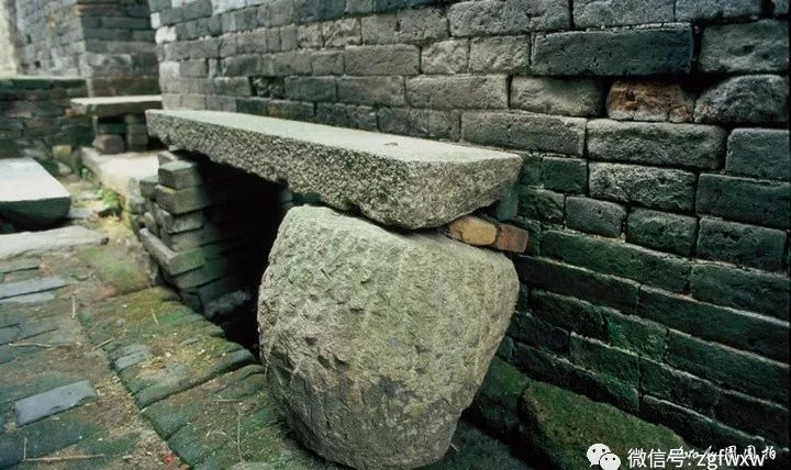 【民间故事】石凳门里