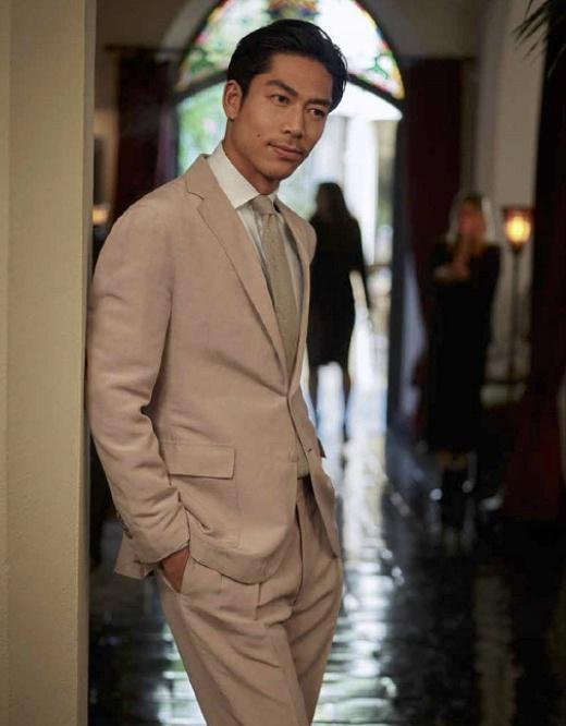 林志玲宣布结婚后首次现身,对镜微笑打招呼,洋溢着浓浓的幸福感_黑泽