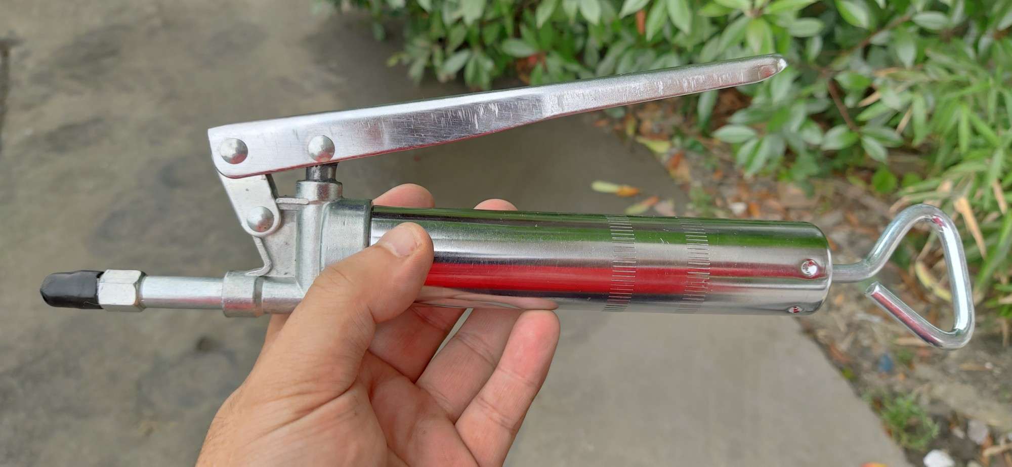 轮胎被扎漏气了,如何快速自救