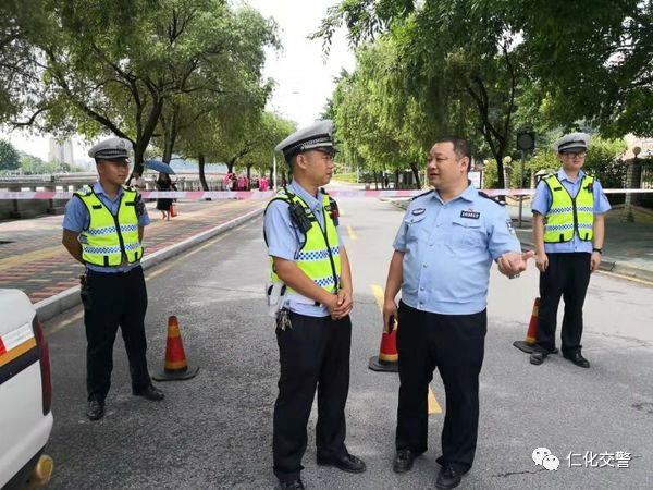 副局长郑戈前往仁化中学高考考点,查看了高考期间执勤情况,强调一定要