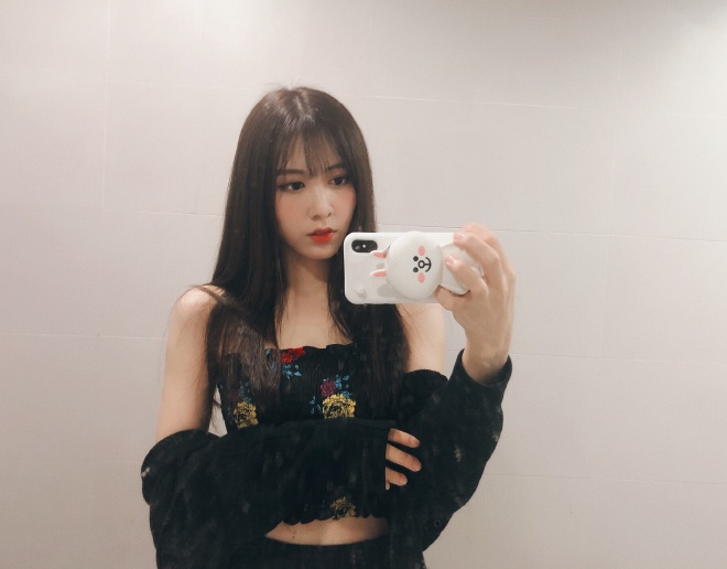 snh48-林楠身着黑衣晒出自拍,表示感觉自己病怏怏的