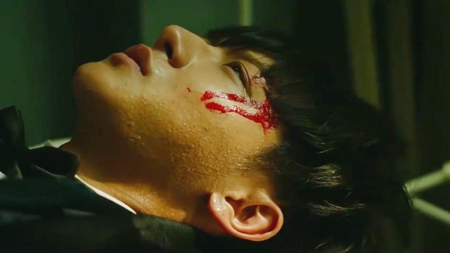 男子带着帅哥逃走男子为帅哥治伤帅哥还这样说