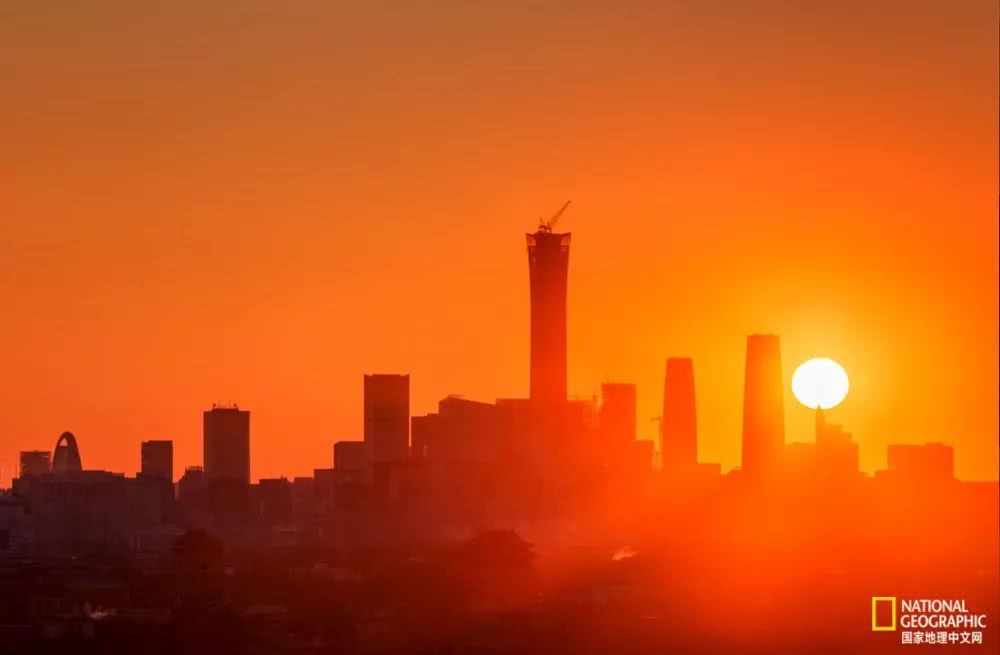 天空的视线越来越窄,也不妨碍我们观看城市的日出日落