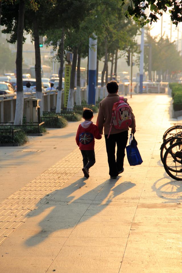 早晨送孩上学图片图片