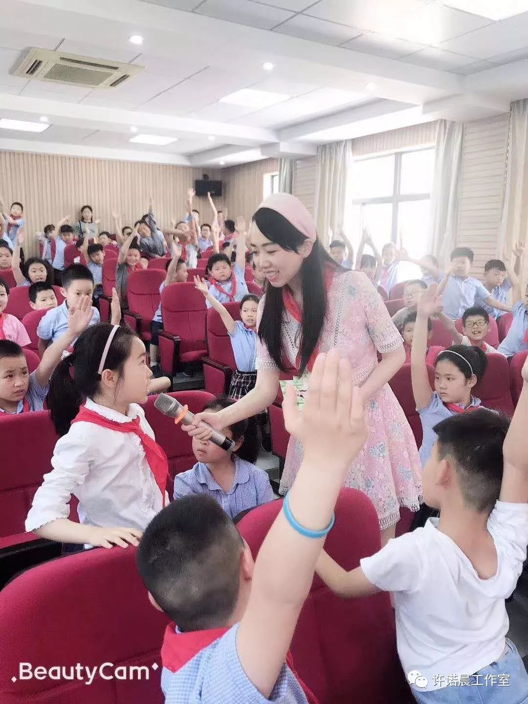 的历史无锡是江南文明发源地之一无锡华庄中心小学开心的剪刀手式拍照