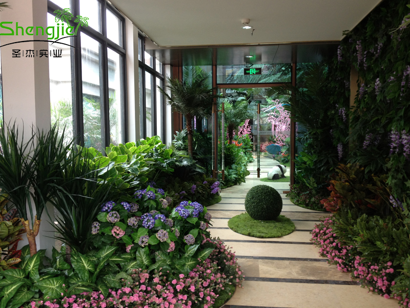 室外的仿真植物都是有着高大的身躯和粗壮的树干,而安装在室内的仿真