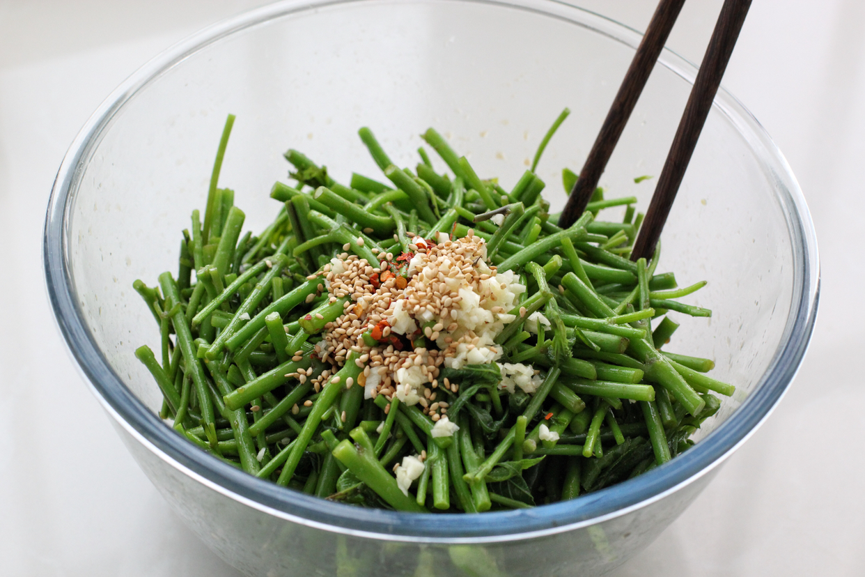 五月才能吃到的山野菜,简单拌一拌,美味又营养,可很多人当草