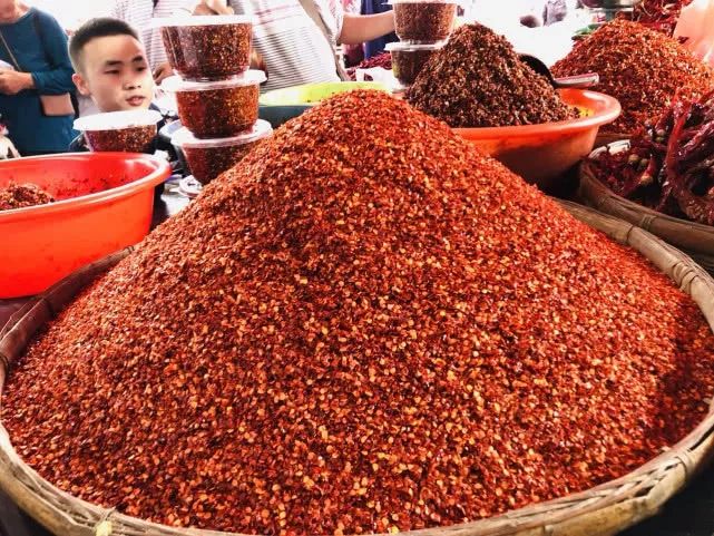 从集市上可见湘西人对辣椒的热衷程度,附擂辣子的做法