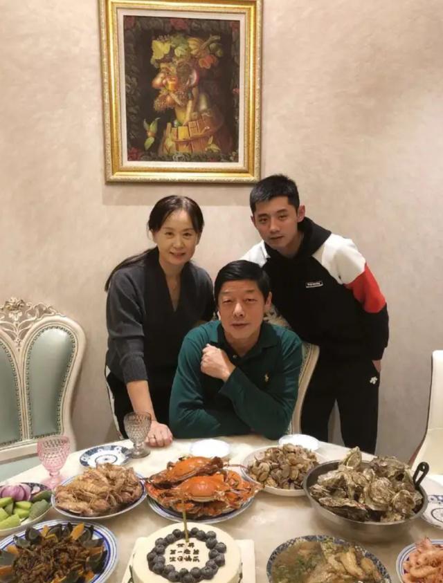 从张爸爸晒出的照片来看,只有张继科和他父母的合照,景甜并没有出现在