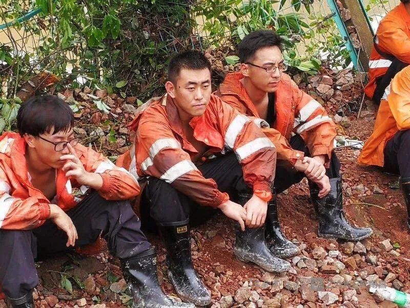 他们不是军人,但有着钢铁般的意志力和战斗力.