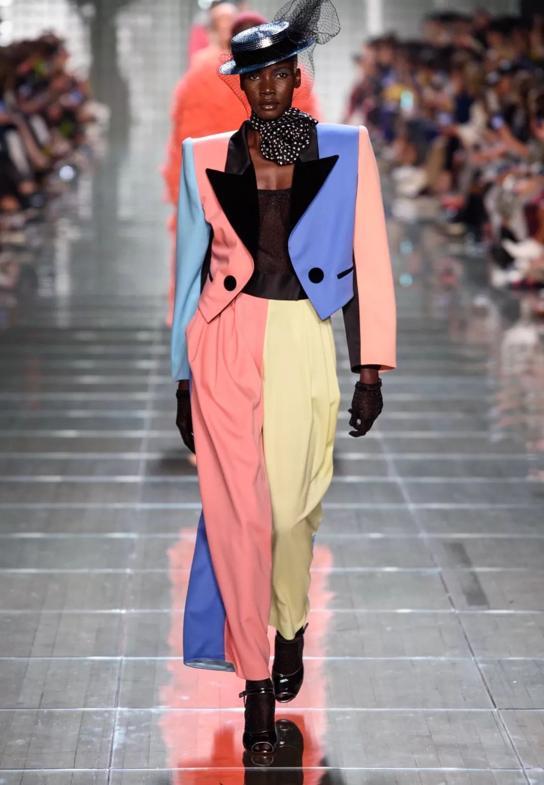 不对称服装丨设计师,哪会走什么寻常路!