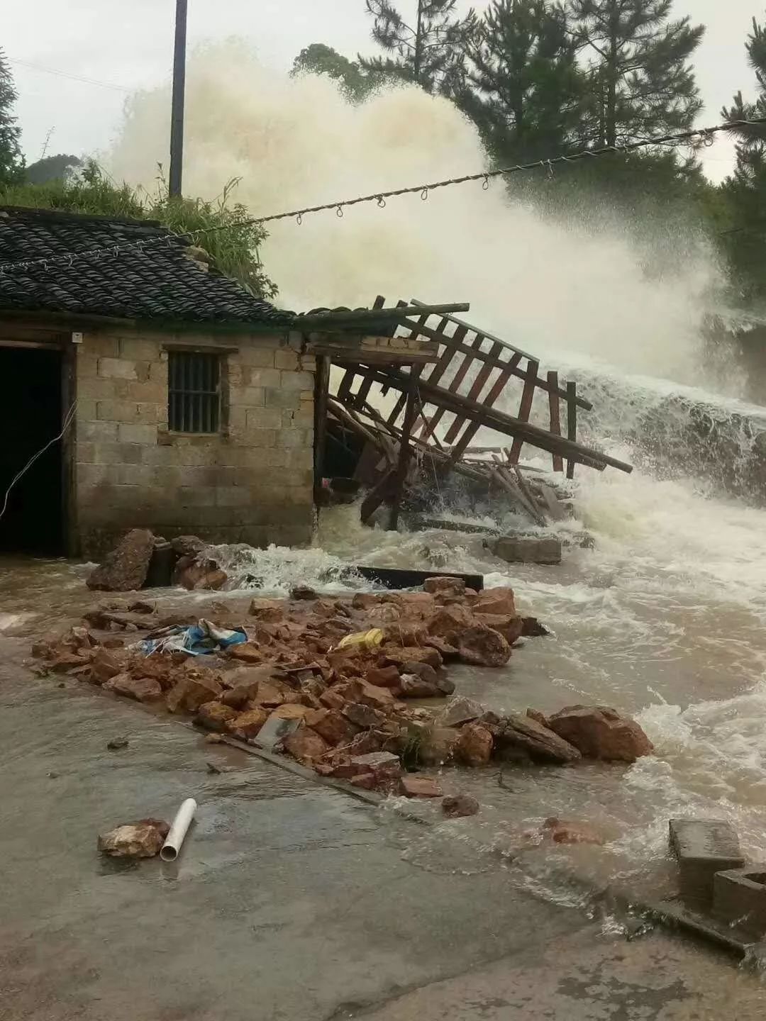 吉安多地突发洪水消防营救被困人员417人救援持续进行中