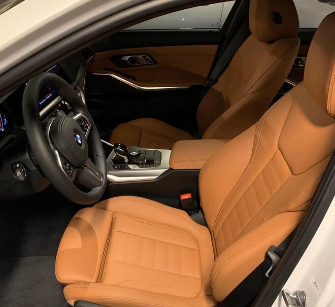 马鞍棕色的内饰也首次出现在了全新运动款宝马3系的身上,无论是整车