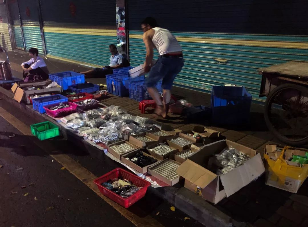 夜探深圳华强北鬼市凌晨开张天亮散场