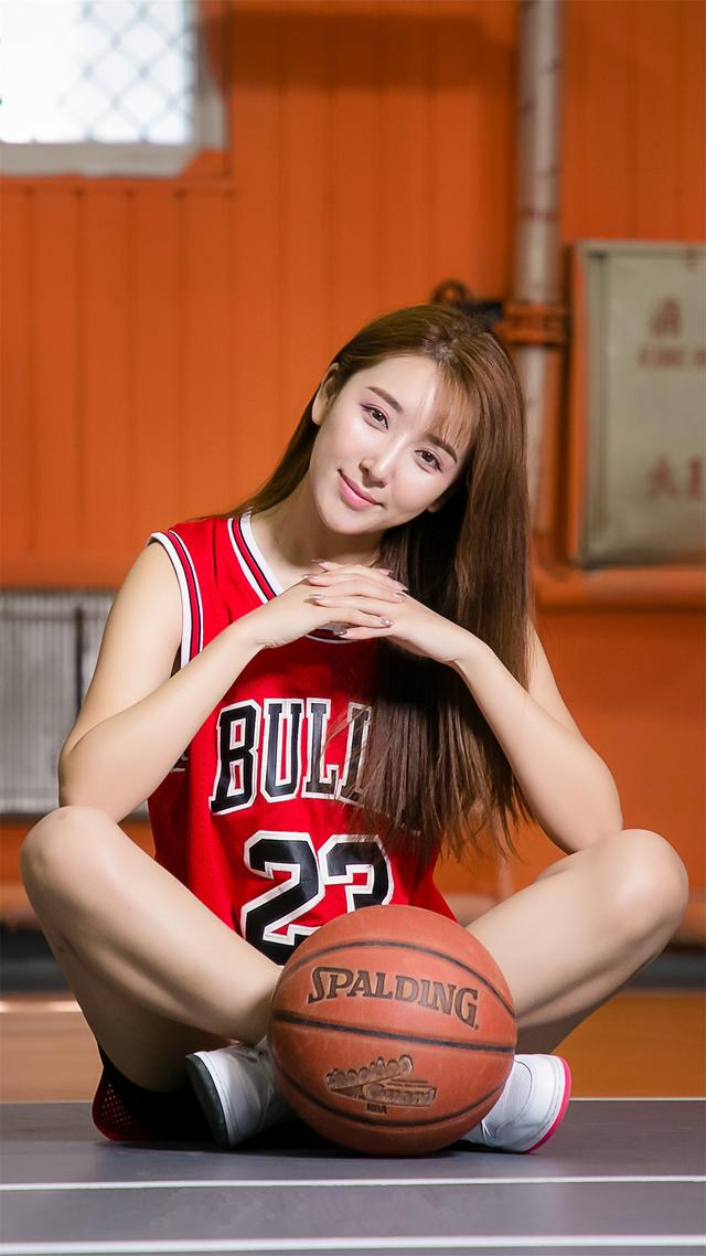 图片故事喜欢乔丹热爱篮球的可爱小妹妹