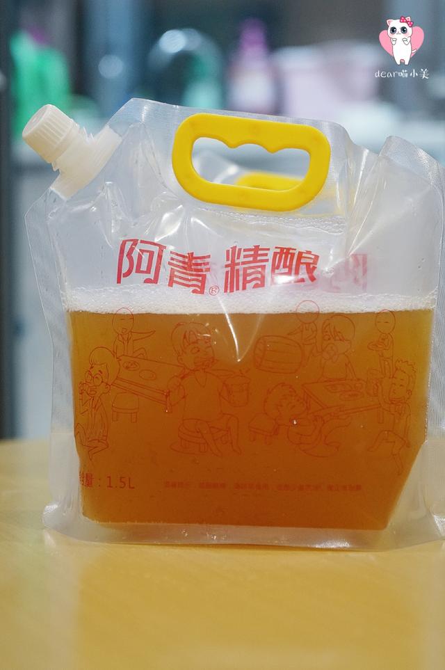 除了常见的百威青岛科罗娜,萌萌光也有现打的鲜啤,这种环保方便的外卖