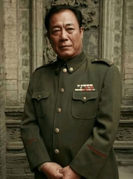 他25岁开始涉足影坛,直到61岁才出名,年纪越大戏路越好_冯恩鹤