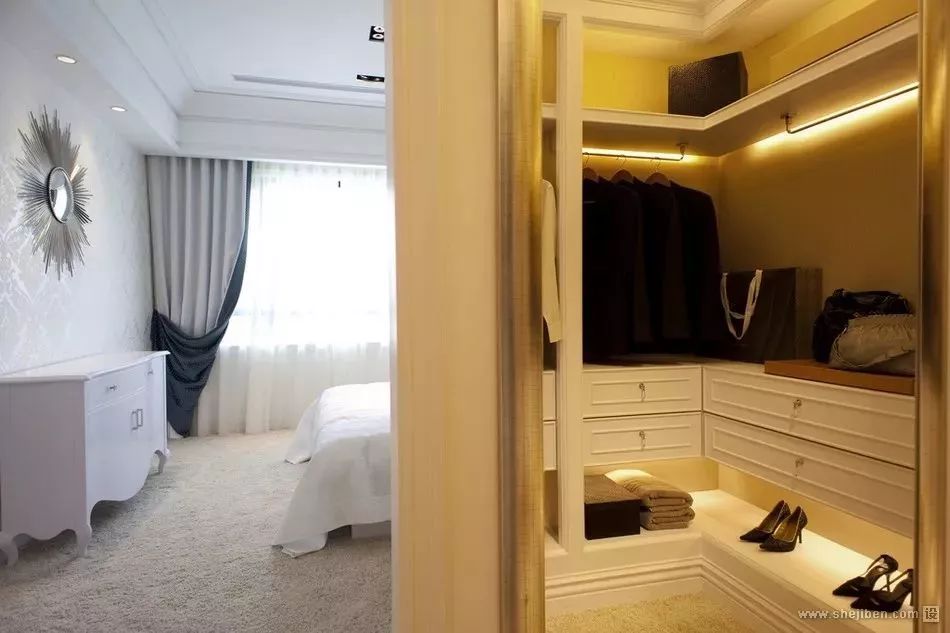 嵌入式的 l型衣帽间,对于小户型来说,是权宜之计.