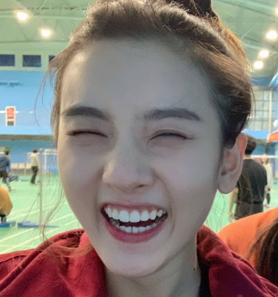 但也不妨碍她的自信,经常会看到宋祖儿露牙笑.