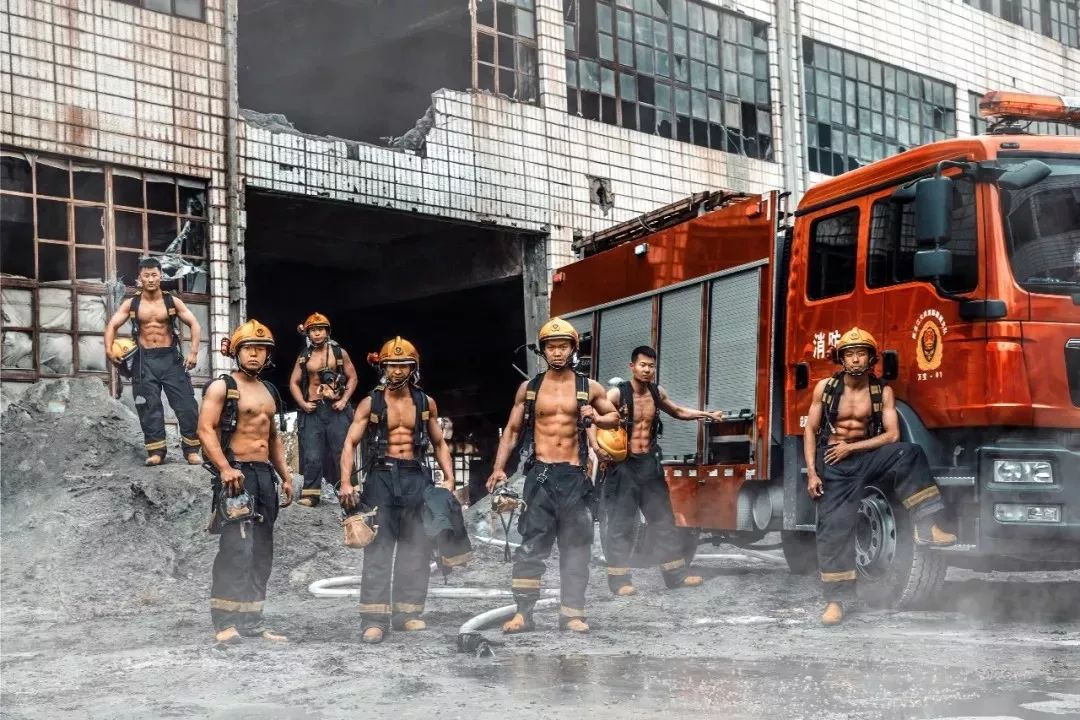 健硕好身材 是消防员的标配 当"逆行者们"脱去上衣 变身肌肉型男 这个