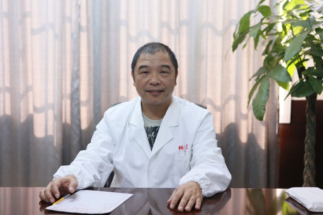 从台湾到杭州进修中医,师从国家级名老中医连建伟教授,精通四诊察病