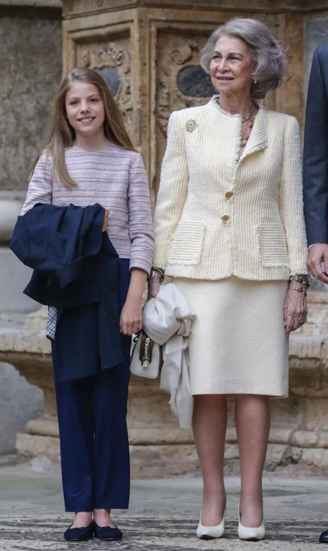 原创14岁西班牙公主和妈妈购物王后穿着休闲两个公主美成小仙女