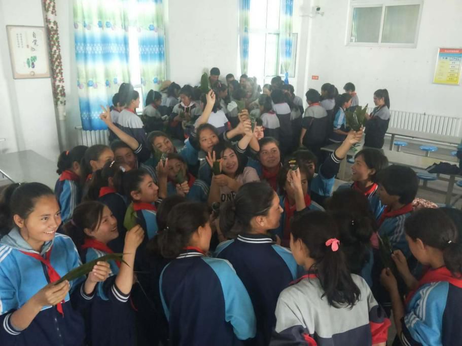 6月7日,阿克陶县天山中学举行"民族团结一家亲"暨全校师生过端午"手