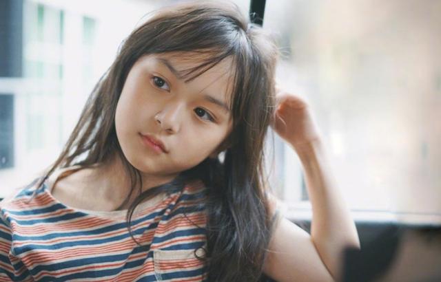 捏自己脸蛋能如此可爱小芈月刘楚恬近照拍摄地让人无法淡定