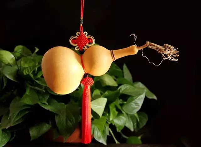 因为他们深信葫芦可以,招财纳福,消灾避祸,镇宅辟邪,改善风水.