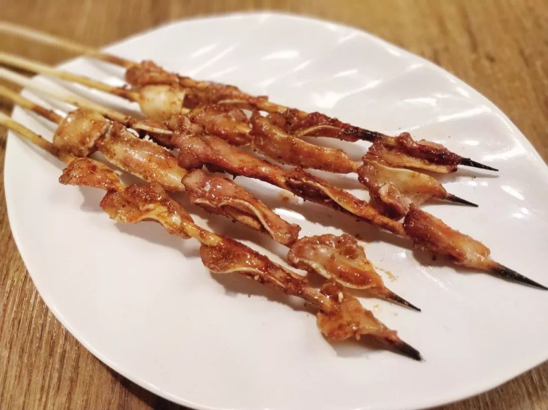 烤热狗烤热狗无论去到哪都是经典必备的烧烤菜品烤天梯烤天梯的口感是