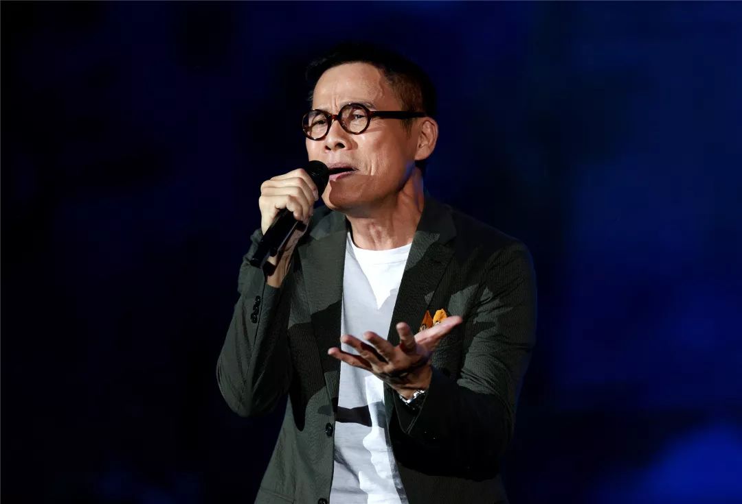 暌违舞台多年,罗大佑再次为大家送上最丰富的音乐合集,让大家全方位的