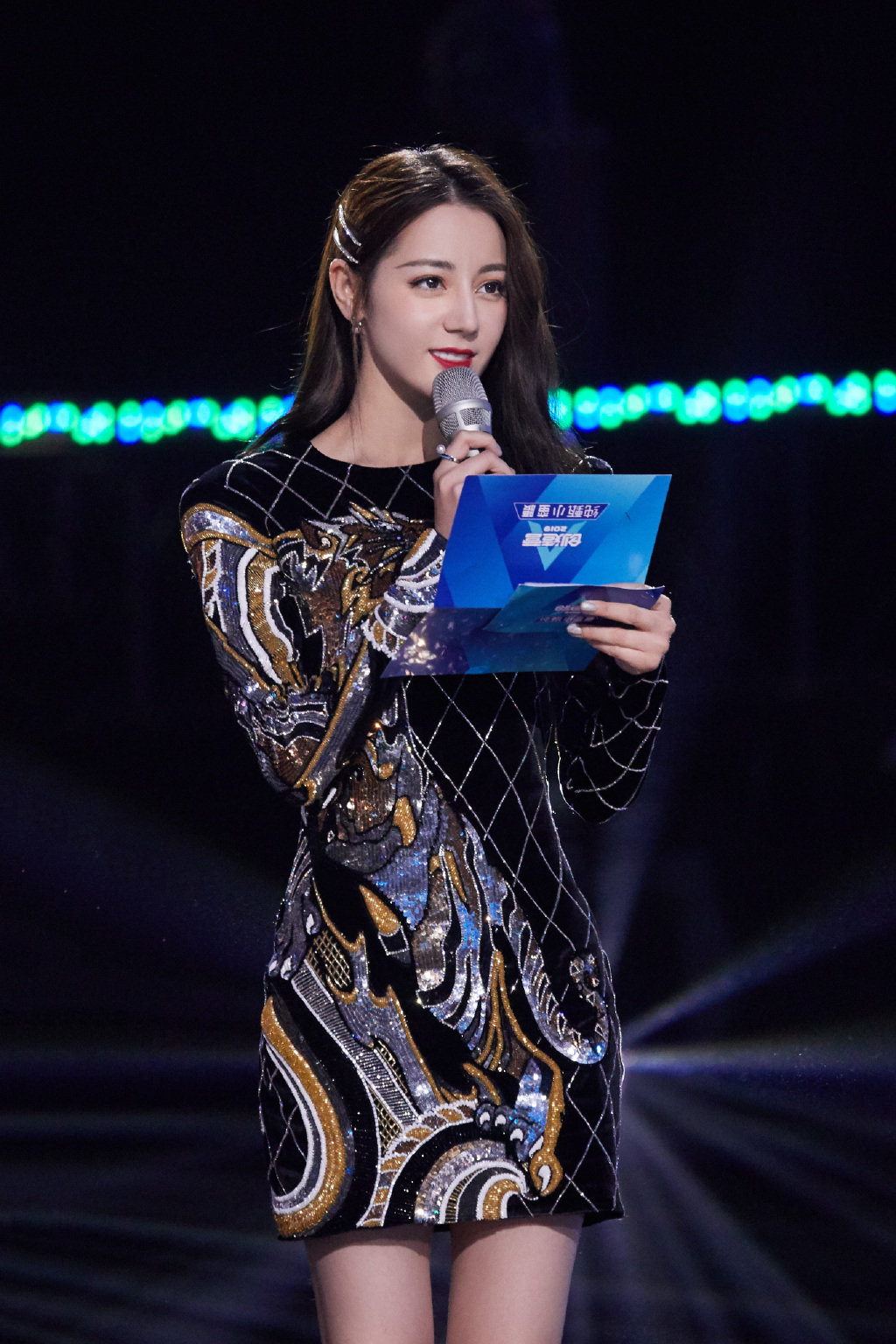 迪丽热巴工作室分享决赛夜现场照 热巴寄语未出道学员眼含热泪