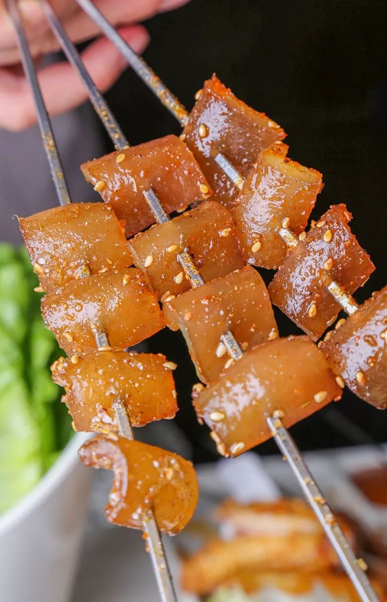 佳佳承包这份晶莹透亮的烤猪皮,吃起来一点也不腻,口感满分,一定要趁