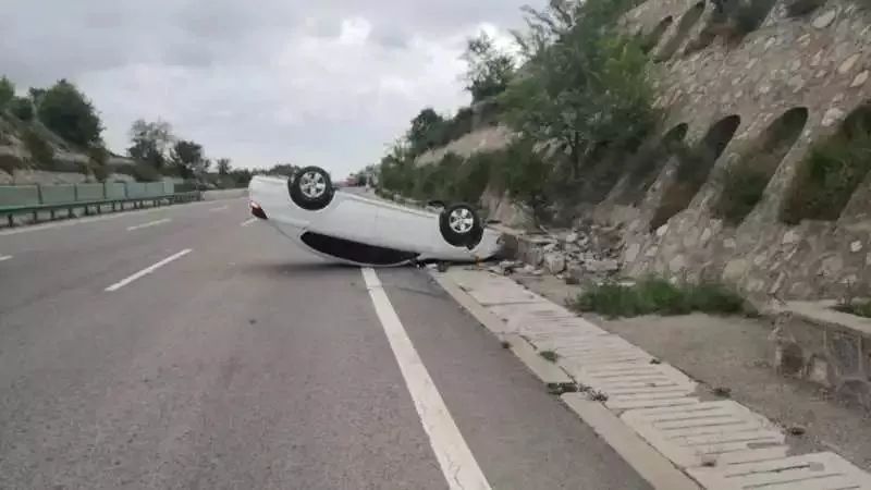 宁夏高速交警十四大队接到报警称,在福银高速公路由南向北方向2050km