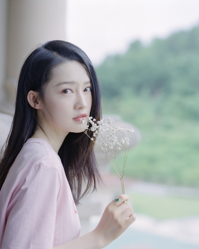 迪丽热巴猫眼妆被吹爆?那是你没看到李沁,穿男装配狗啃刘海超a