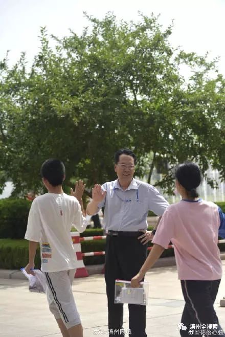 跟往年一样,今年,滨州北镇中学校长邱树林又火了!