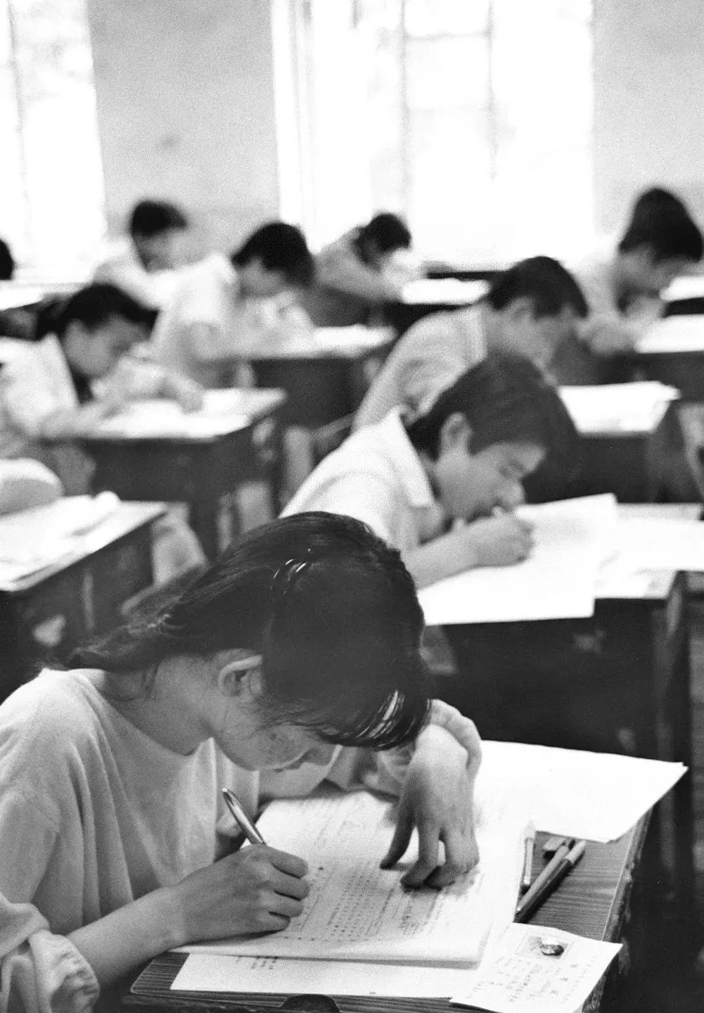 有人整理了42年来的高考照片被2002年那张狠扎了一下心