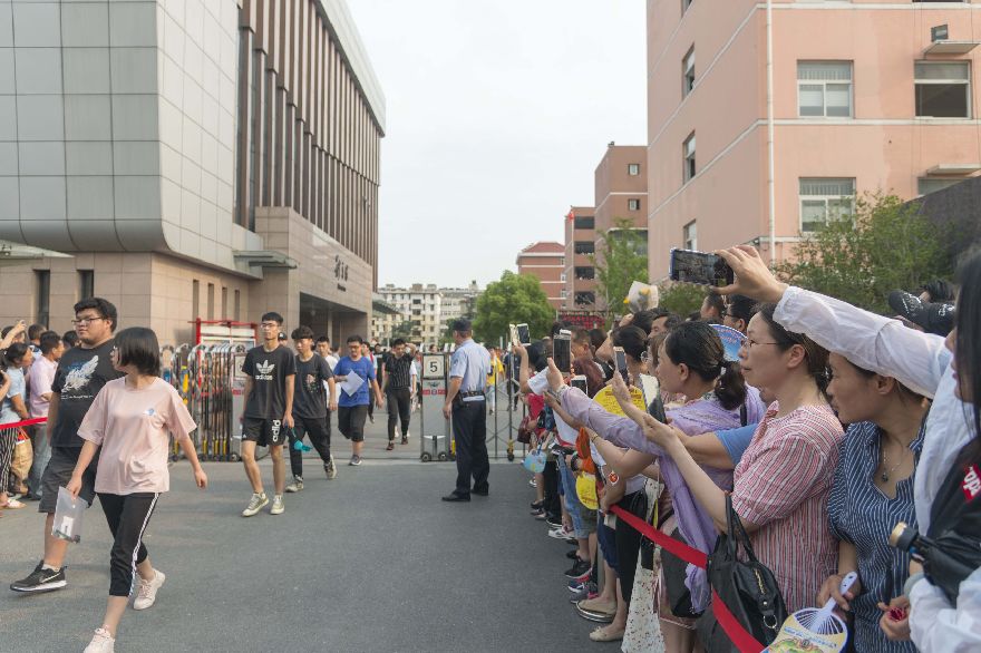 今天发生在高考考场外的这一幕看哭了肥东人