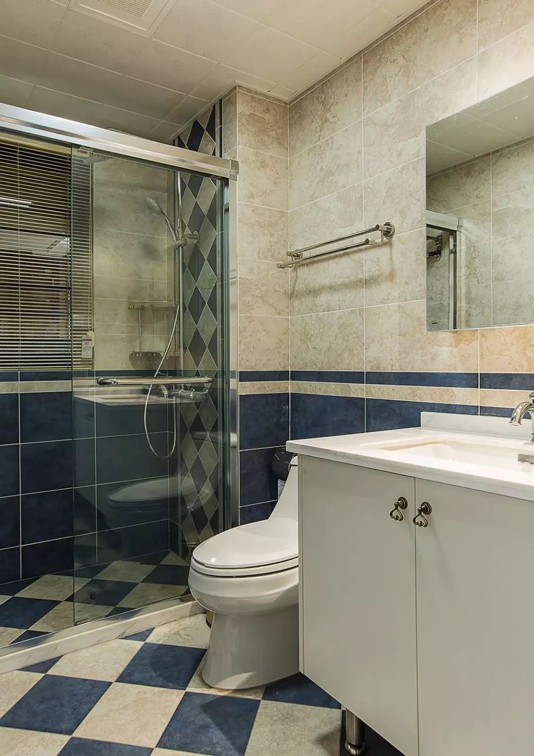 你还别说,卫生间墙砖贴上腰线,颜值提高了一大截!