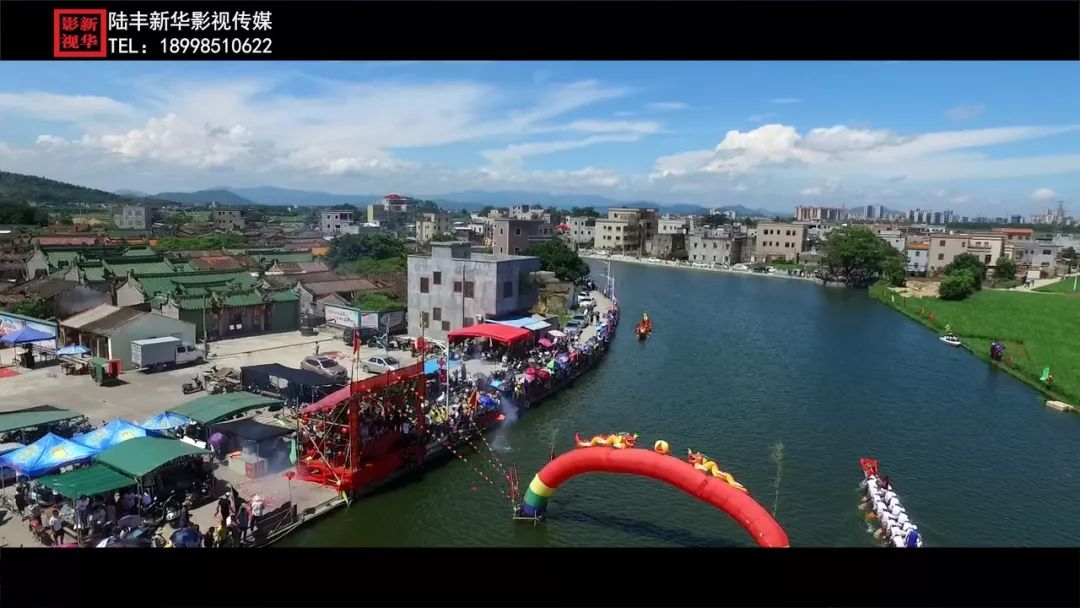 陆丰这个村上演龙舟争霸赛现场人山人海