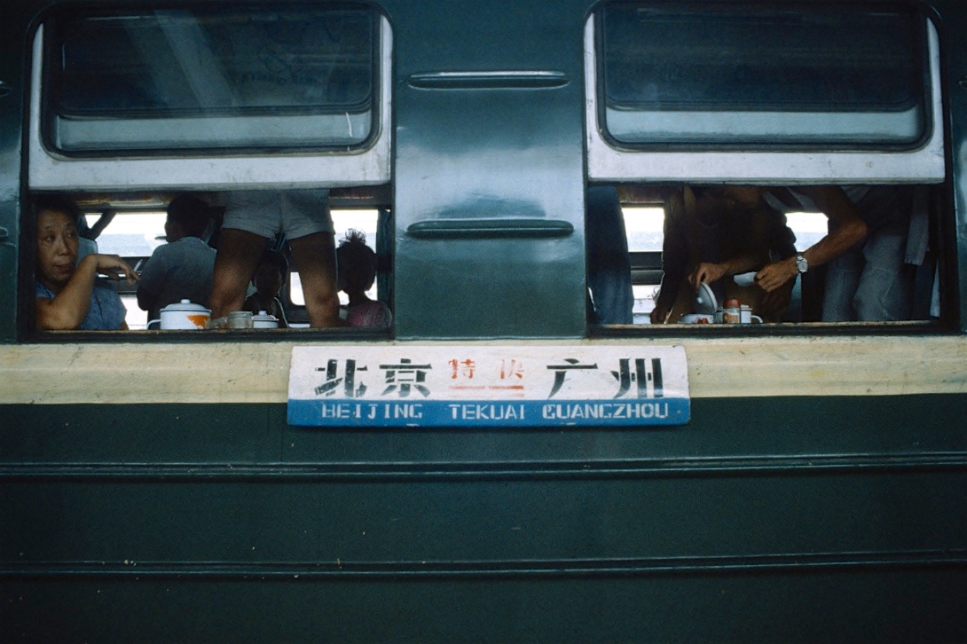 八十年代绿皮火车,车厢内的影像记忆