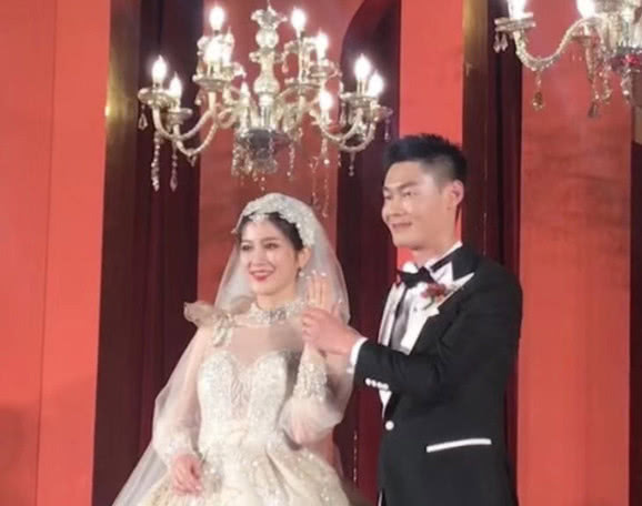 中国100米飞人张培萌大婚,婚礼现场一句话,全场笑翻了天!