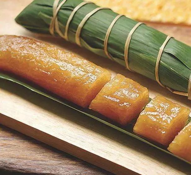 把碱水粽先放入冰箱冰镇一会,在端午时节,南方气候已经十分炎热.