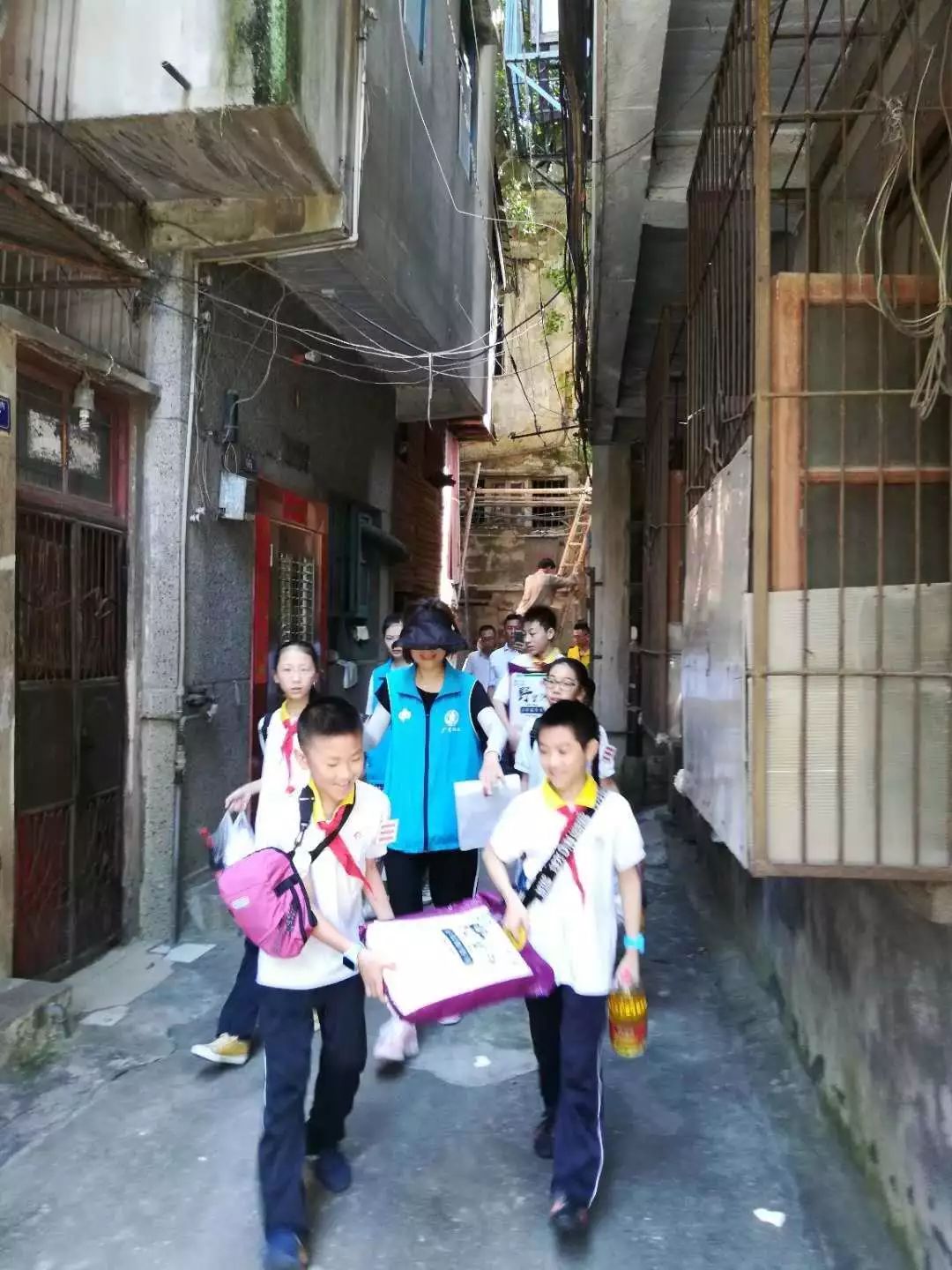 汕头市东方小学开展"扣好人生第一粒扣子"主题教育实践活动之"关爱