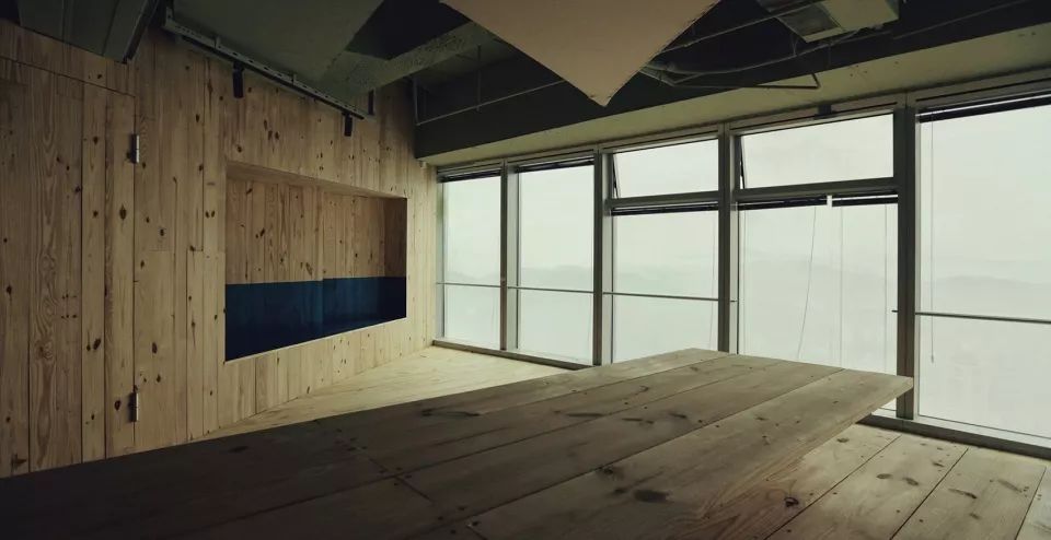 凹形墙划分空间落地窗透出群山朋朋星球咖啡厅厦门robot3工作室