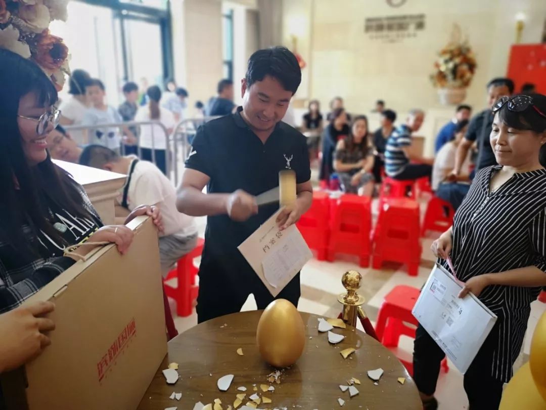 成交客户砸金蛋▲电视大奖得主▲中奖客户鉴于本次开盘火爆,6月底