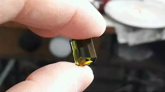 注胶这个问题,还真不能怪奸商太黑,实在是因为碧玺这种宝石被打磨成